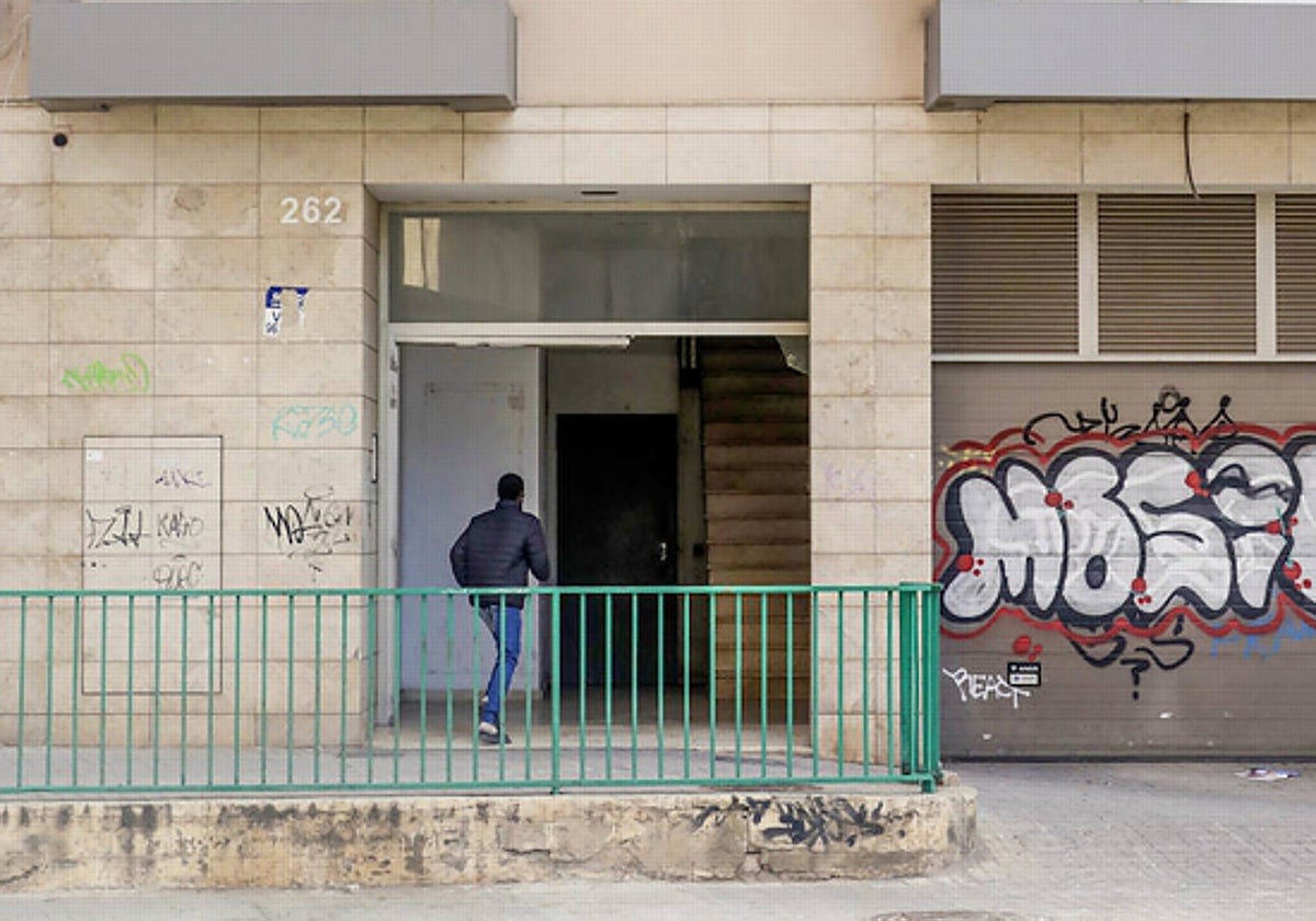 La fachada del edificio ocupado ilegalmente en la avenida Constitución.