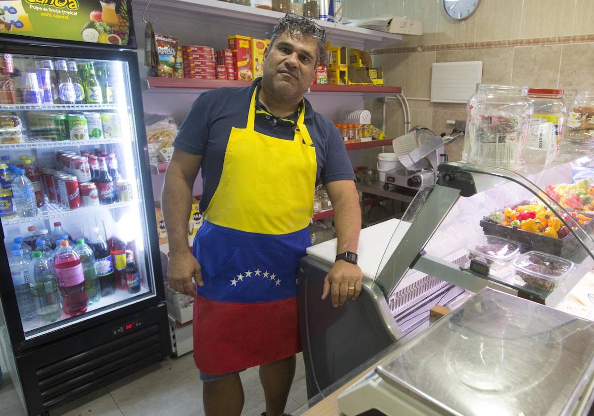 Mercado de Torrefiel: «Sin el público latino, estaríamos cerrados»