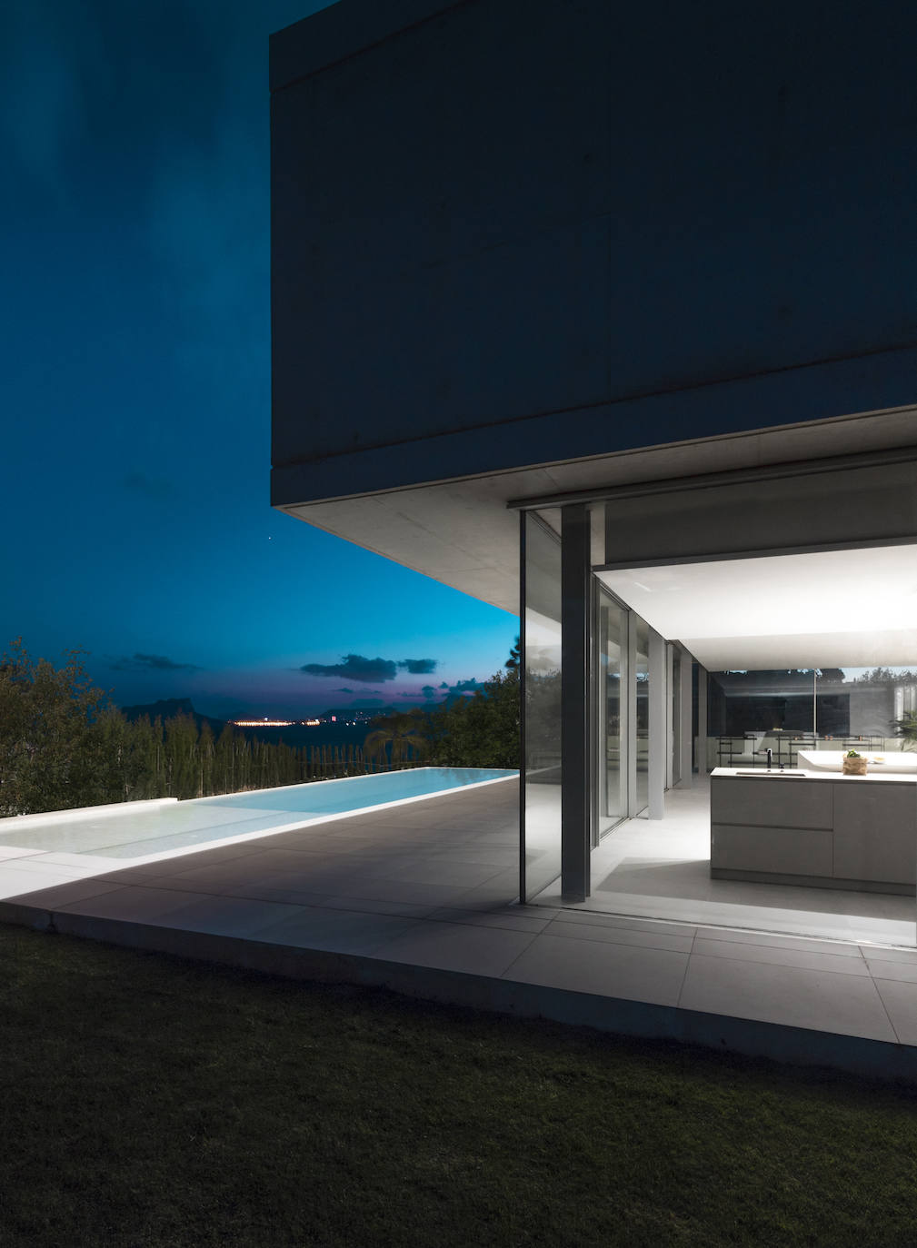 Vista nocturna de la vivienda, ubicada en el Portet de Moraira, y donde los propietarios primaron entre sus demandas la luz y las vistas.