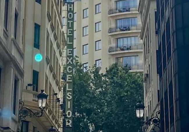 El rótulo de Hotel Excelsior.