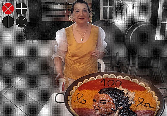 Teresa junto a su paella en honor a Lola Flores.