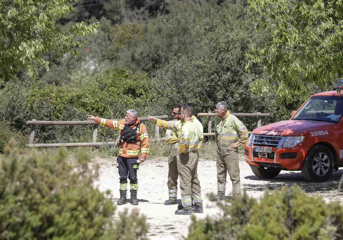 Varios operarios de Emergencias en un espacio natural de la Comunitat, imagen de archivo.