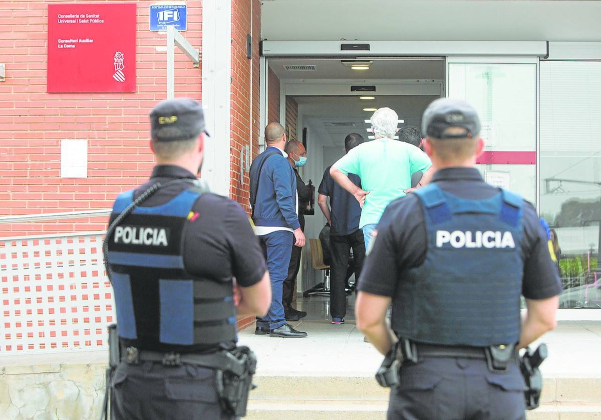 Presencia policial a las puertas del centro de salud de La Coma.