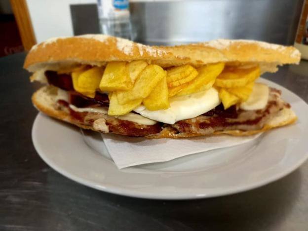 Bocadillo del bar del polideportivo de Massanassa.