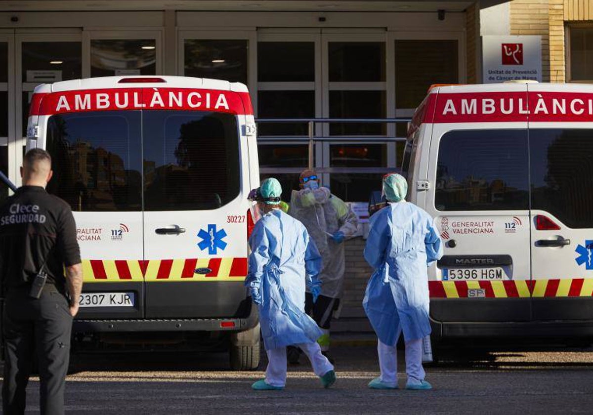 Dos ambulancias en una imagen de archivo.