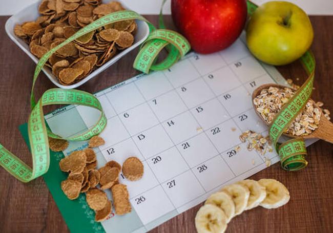 Imagen de un calendario y comida
