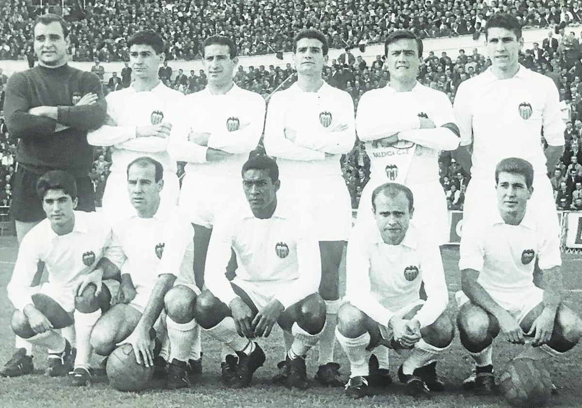 El once del partido de Copa de Ferias ante el Hibernian el 12 de octubre de 1965 en Mestalla: Zamora, García Verdugo, Mestre, Vidagany, Roberto, Paquito; agachados: Poli, Sánchez Lage, Waldo, Guillot y Muñoz.