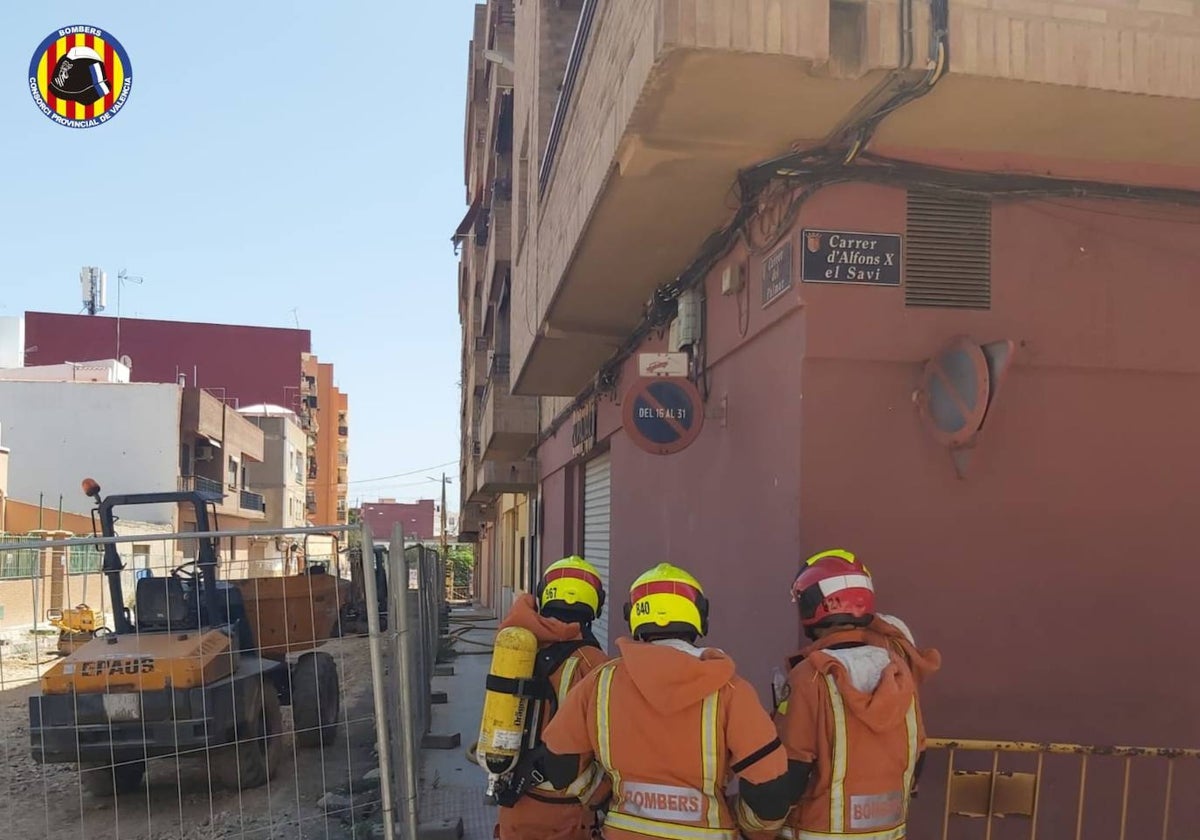 Los efectivos durante la actuación de la fuga de gas en Paterna.