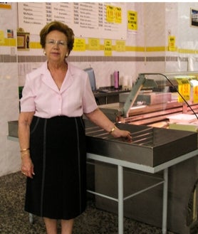 Imagen secundaria 2 - Imágenes de archivo de una tienda de Pollos Planes, Luis Planes y Encarna Mestre.