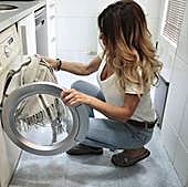 El precio de la luz cae este domingo: la hora en la que encender tus electrodomésticos será casi gratis