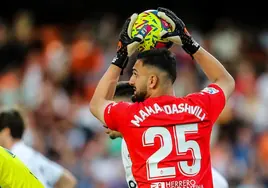 Mamardashvili atrapa el balón durante un partido en Mestalla.