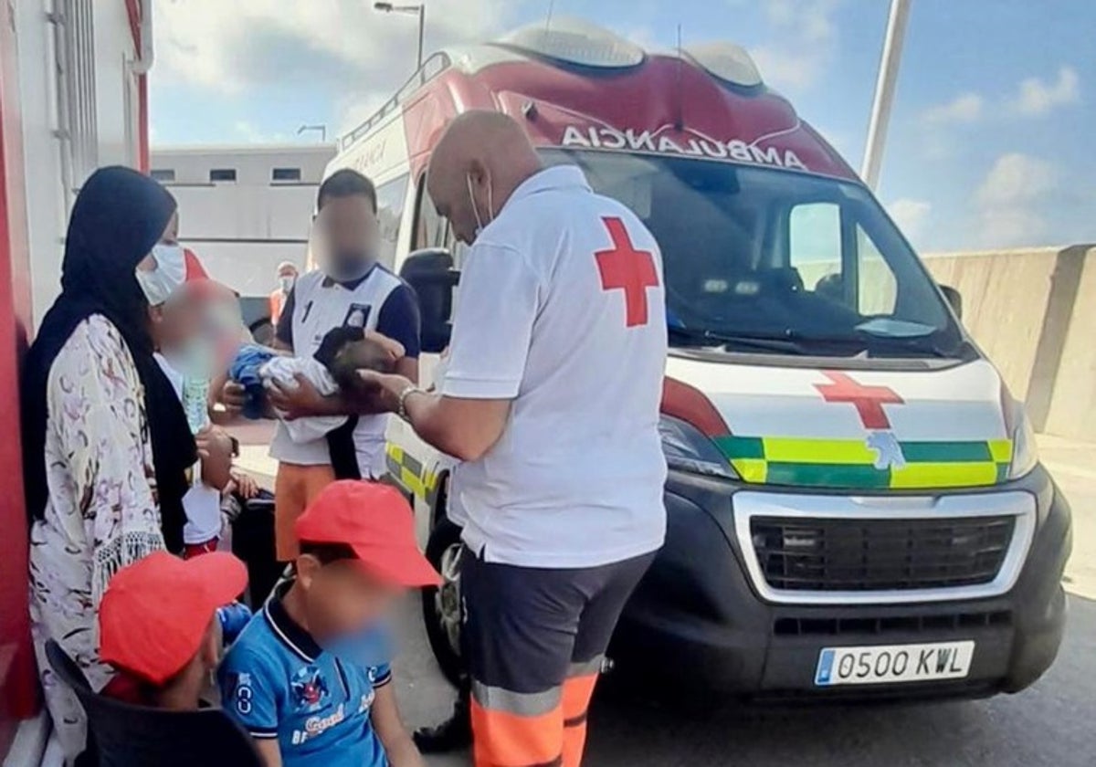 Voluntarios de Cruz Roja atienden a varios de los inmigrantes localizados en las pateras.