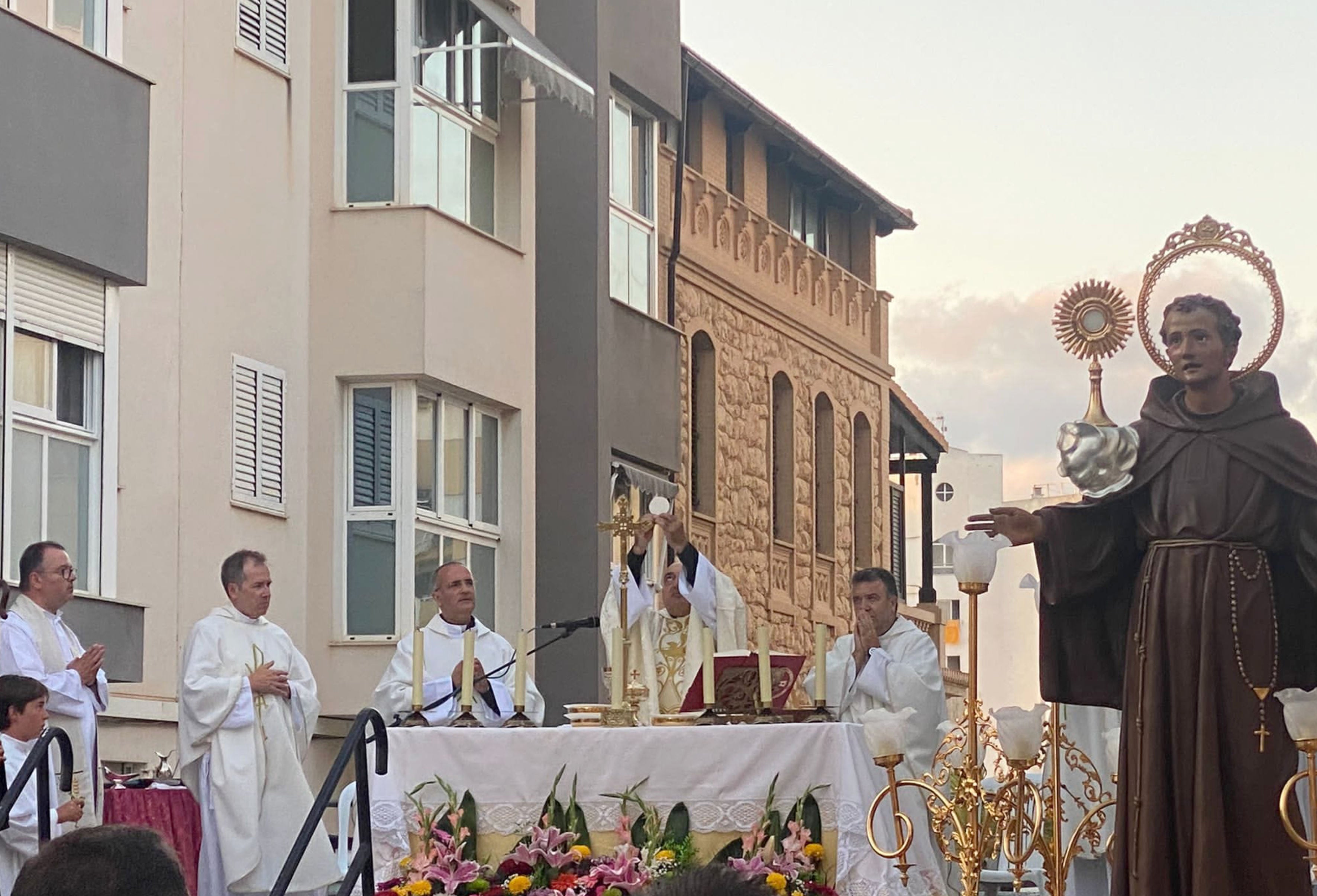 Imagen secundaria 1 - Cientos de personas asisten al aniversario de la capilla de El Perelló