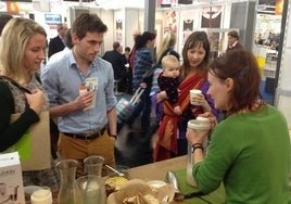 Presentación del producto Chufamix en una feria gastronómica de Alemania.