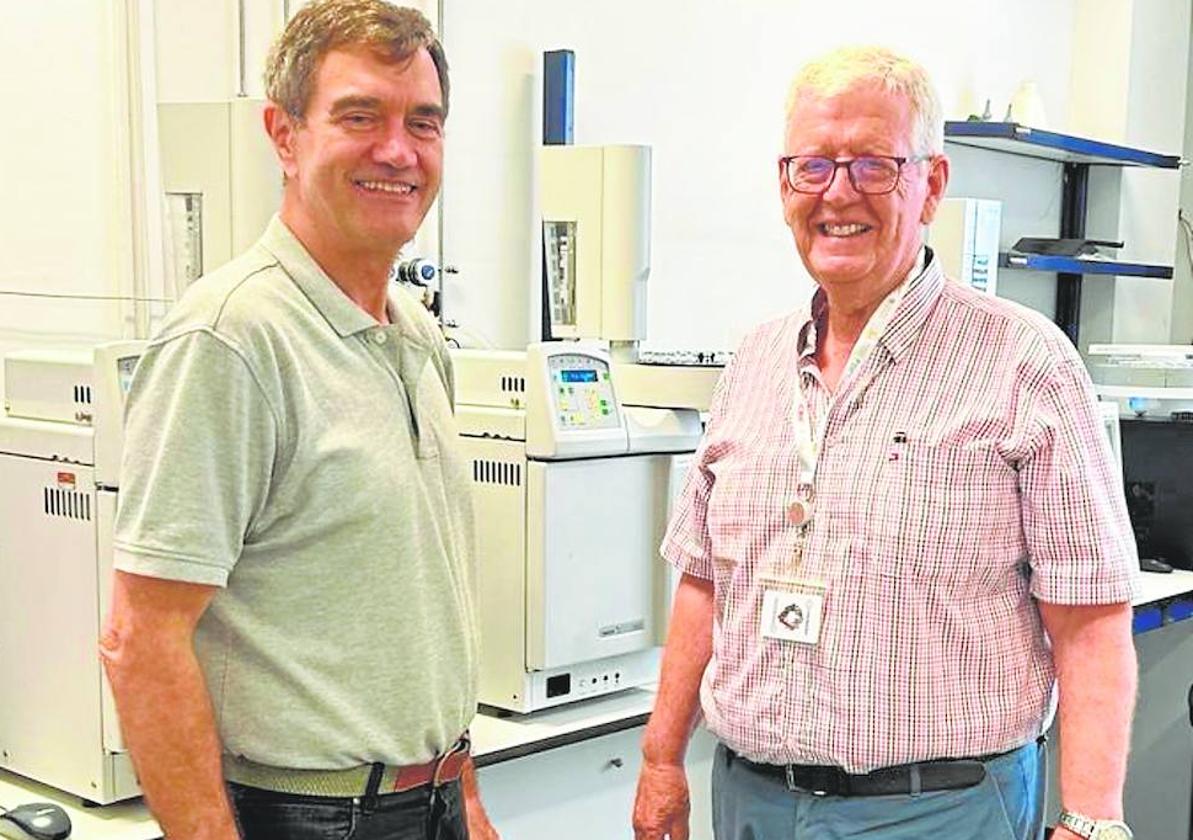 Investigadores. Hermenegildo García y Elías de los Reyes en un laboratorio de la Universidad Politécnica de Valencia.