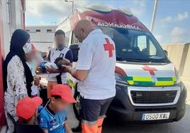 Voluntarios de Cruz Roja atienden a varios de los inmigrantes localizados en las pateras.