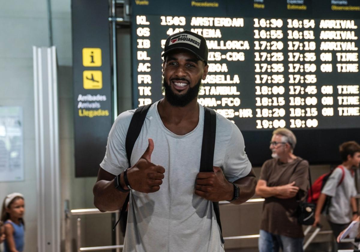 Brandon Davies, a su llegada al aeropuerto de Manises.