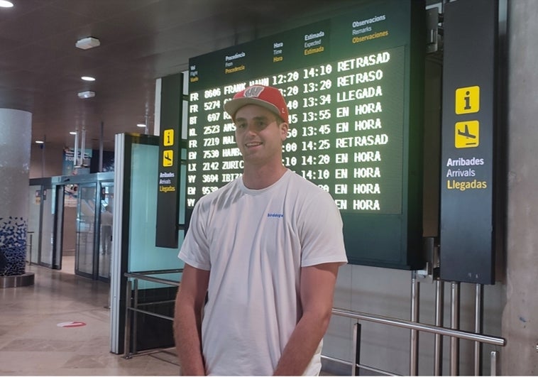 Nate Reuvers, a su llegada al aeropuerto de Manises.