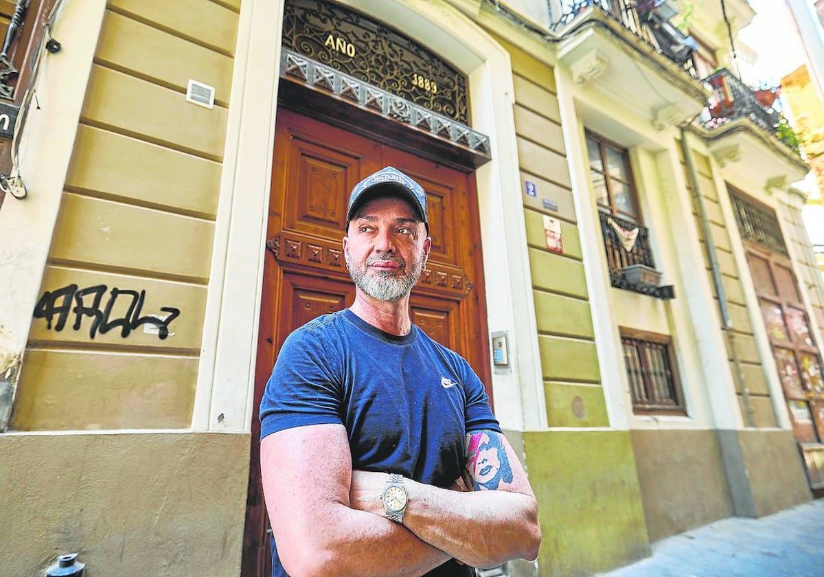 Jesús Arrúe posa ante el edificio del que fue desahuciado por un fondo inversor.