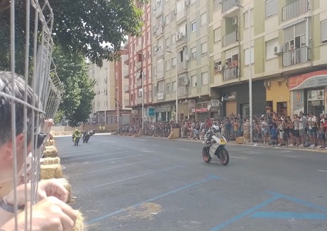 Imagen secundaria 1 - Arriba, Carlos Mazón con los miembros de la corporación municipal y la Reina de la Fira y su corte de honor; en el medio, un momento de  una de las carreras del Trofeo de Velocidad, que atrae a miles de aficionados a Xàtiva, y, sobre estas líneas, el recinto ferial que ha estado lleno desde primera hora de la mañana.