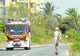 Un camión de bomberos recorre la Devesa, este lunes.