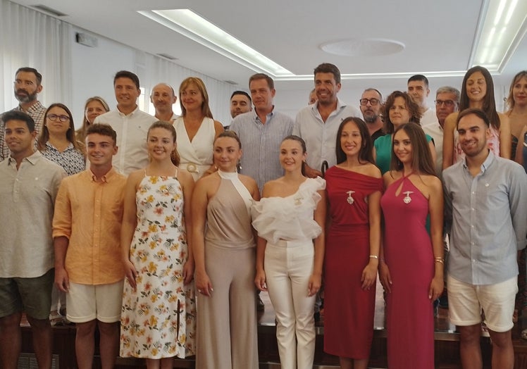 Imagen principal - Arriba, Carlos Mazón con los miembros de la corporación municipal y la Reina de la Fira y su corte de honor; en el medio, un momento de  una de las carreras del Trofeo de Velocidad, que atrae a miles de aficionados a Xàtiva, y, sobre estas líneas, el recinto ferial que ha estado lleno desde primera hora de la mañana.