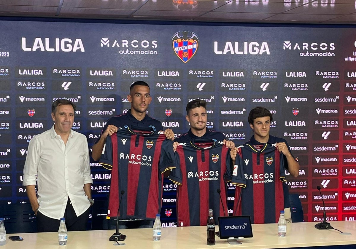 Los tres nuevos fichajes posando con la camiseta del Levante.