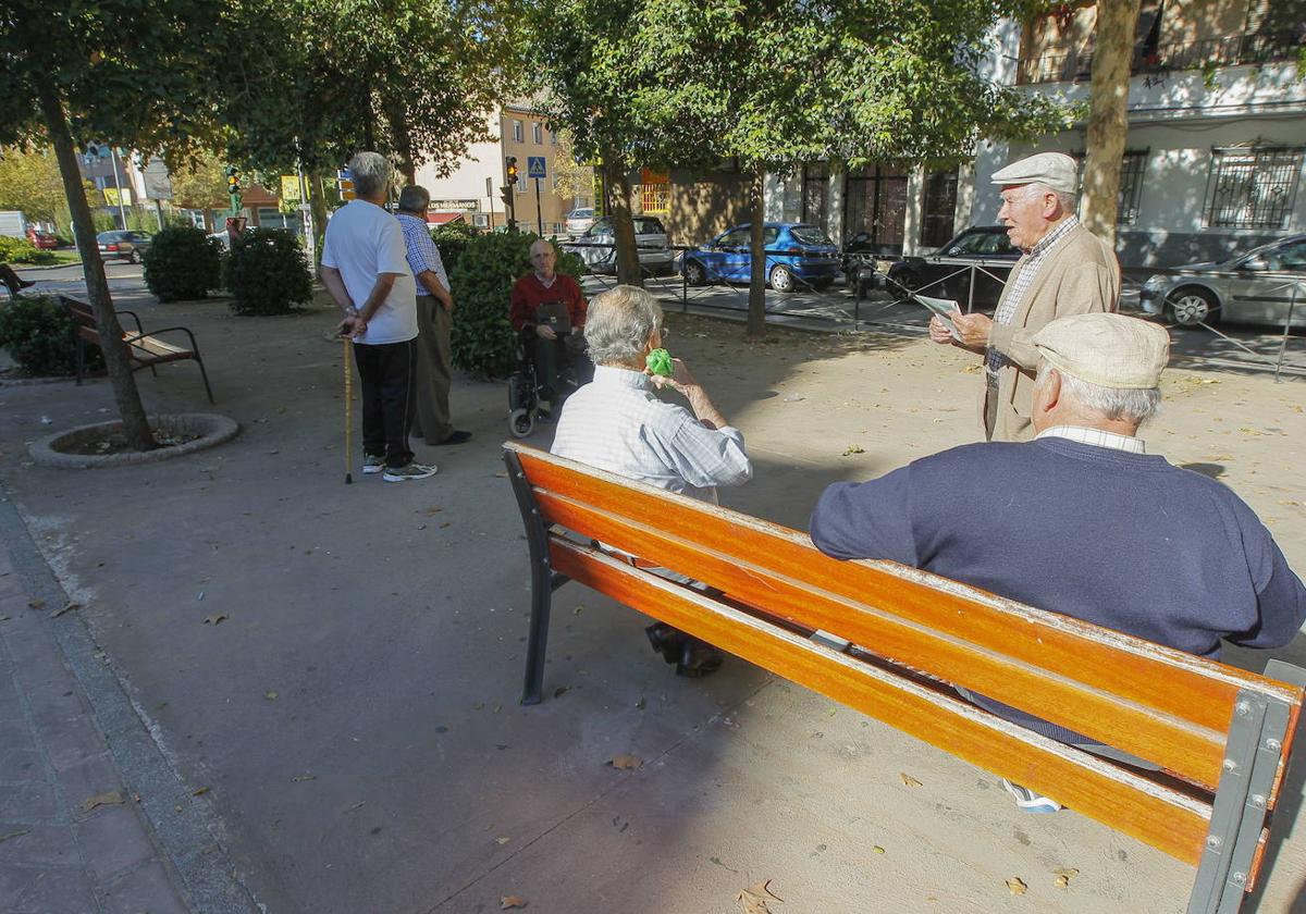 Jubilados en un parque.