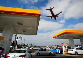 Vehículos repostan en una gasolinera.