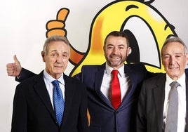 Agustín Gregori, actual CEO de la compañía (en el centro), junto a su tío Alfredo Gregori (izquierda) y su padre, Agustín Gregori (derecha).