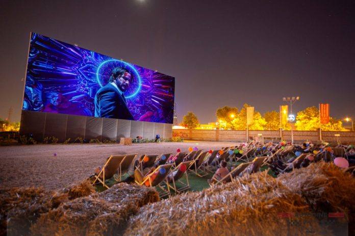 Cine al aire libre en una imagen de archivo.