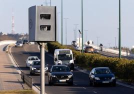 Radar de velocidad en una carretera.