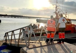 Servicio de Salvamento Marítimo y Cruz Roja en el puerto de Alicante.