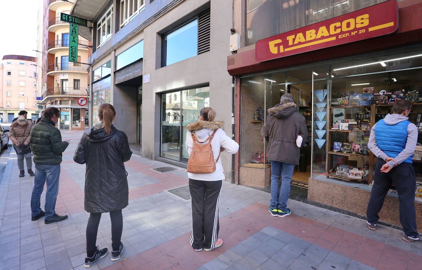 Clientes de un estanco esperando su turno para entrar a comprar tabaco.