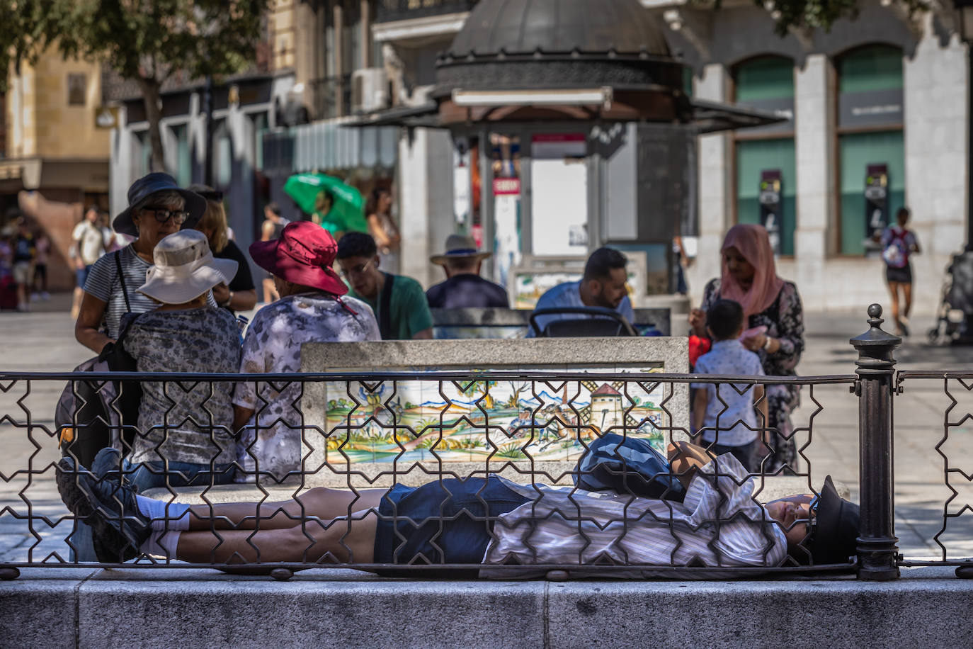 Personas descansan a la sombra en una imagen de archivo.