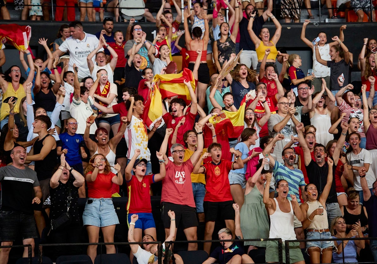 Aficionados en la Fonteta celebrando el gol.