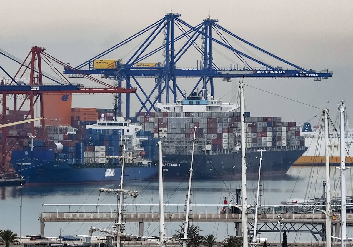 Un portacontenedores en el puerto de Valencia.