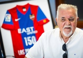 Antonio Descalzo, ayer durante la entrevista con una camiseta del Levante de fondo.