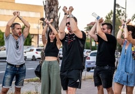 Asistentes a la protesta organizada ante la sede de Educación.