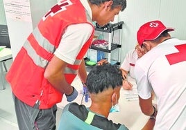 Miembros de la Cruz Roja, con un joven durante el pasado fin de semana.