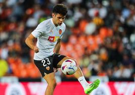 Fran Pérez, durante un calentamiento en Mestalla.