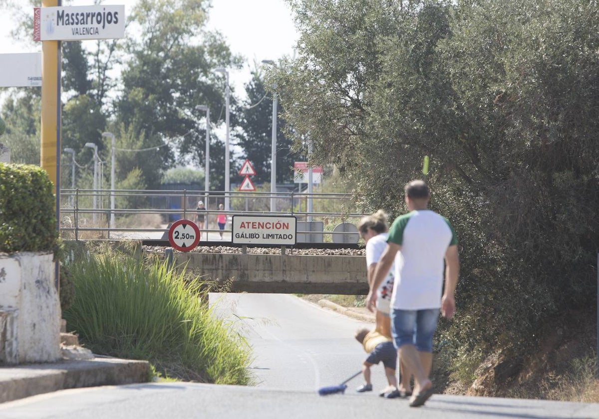 Una pareja pasea con su hijo por el puente de Massarrojos.