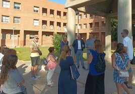 Los primeros concentrados, hablando con los representantes de Educación.