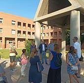 Educación asigna parte del profesorado pendiente mientras los afectados se concentran en la conselleria