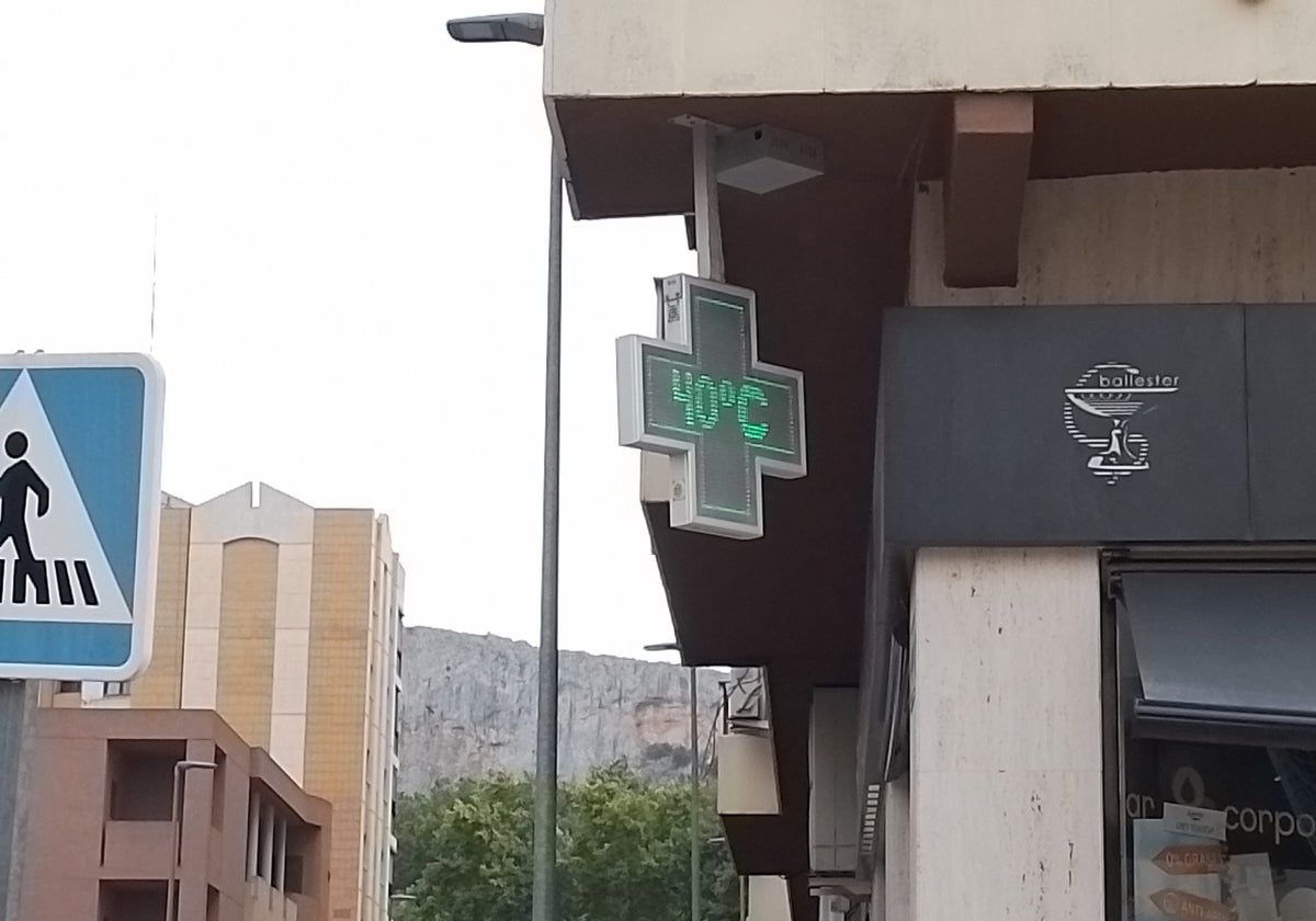 El termómetro externo de una farmacia de Xàtiva marca 40 grados en días anteriores.