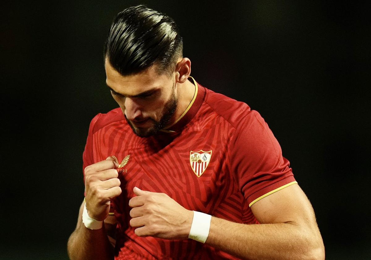 Rafa Mir, celebrando un gol con el Sevilla en pretemporada.