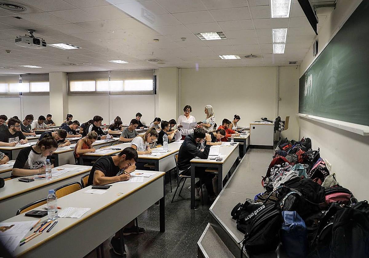 Examen en un aula universitaria.