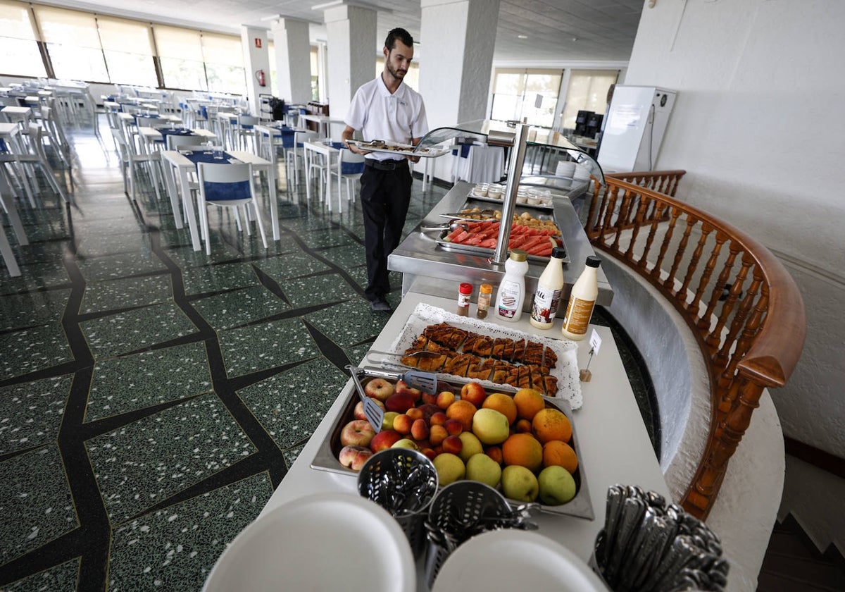 Personal de un hotel prepara el catering del desayuno.