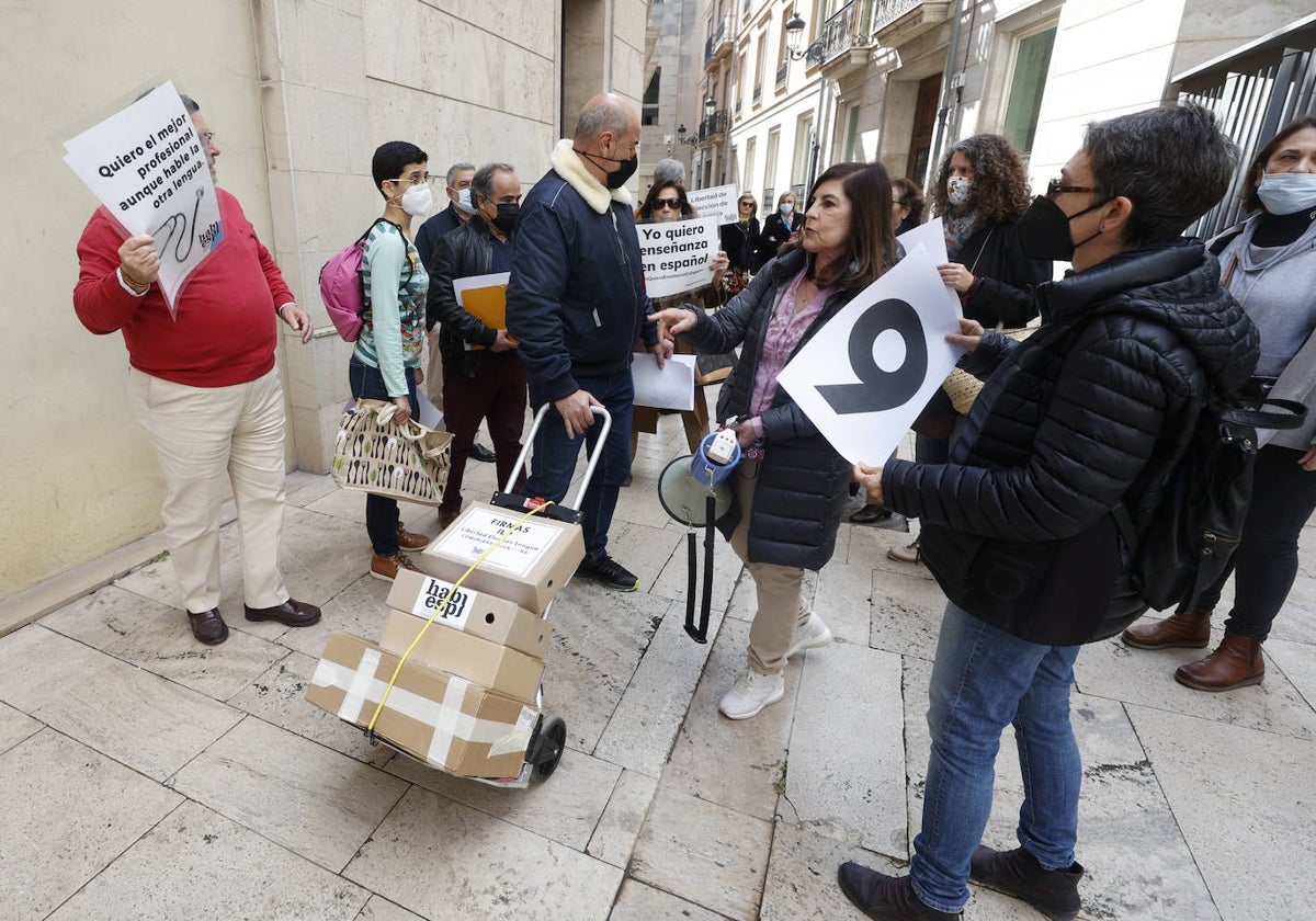 Entrega de firmas en apoyo de la ILP de libertad de elección de lengua, en 2022.