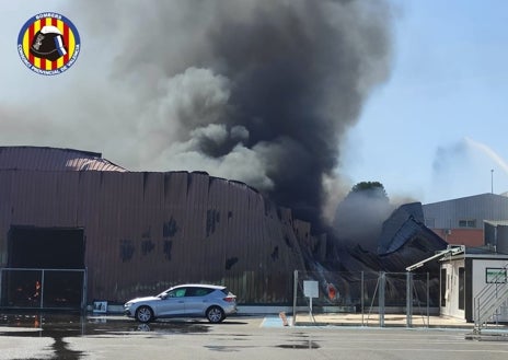 Imagen secundaria 1 - Arriba, dotaciones de bomberos que han acudido al lugar; en el centro, la gran columna de humo como consecuencia del material quemado y, sobre estas líneas, estado en el que ha quedado la nave.